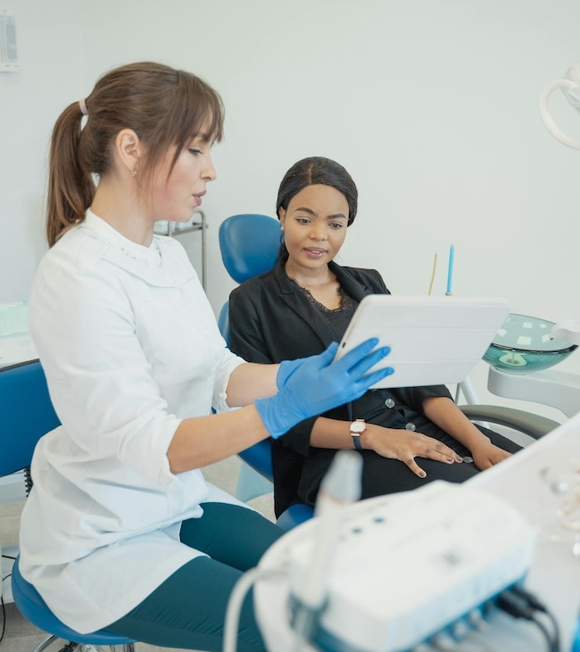 images/dentist-and-patient.jpeg